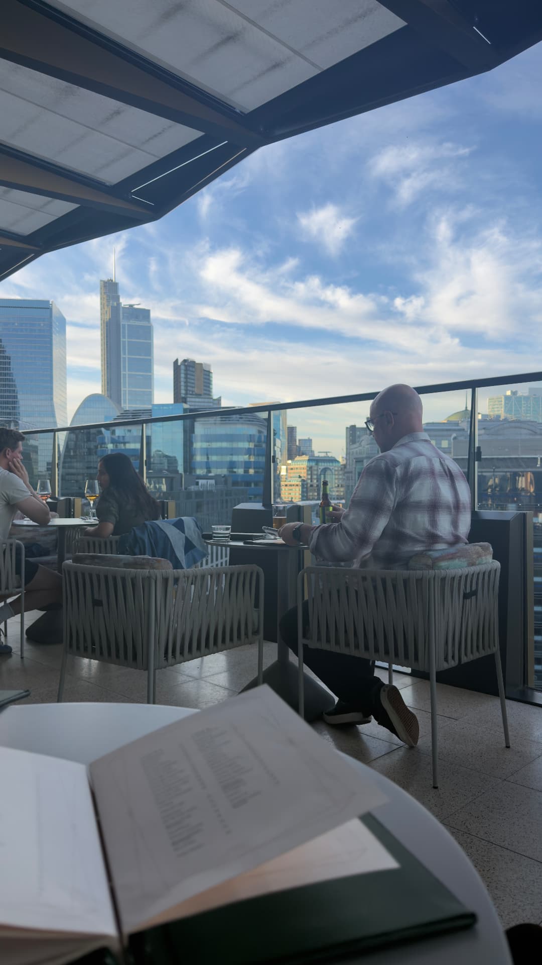 Terrazza urbana con vista sui grattacieli, dall’archivio personale